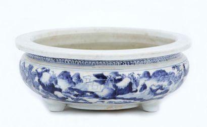 null CHINE XVIIIème - XIXème Siècle

BASSIN tripode en porcelaine bleu blanc, à décor...