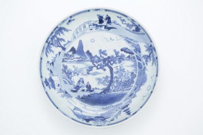null CHINE ou VIETNAM vers 1900

GRANDE COUPE en porcelaine blanc bleu à décor de...