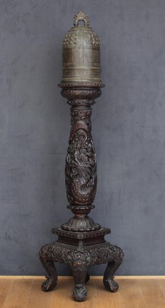 null INDOCHINE XVIIIème - XIXème Siècle 

CLOCHE en bronze patiné ornée de motifs...
