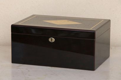 null HUMIDOR 

Modern 

Rosewood and light wood veneer 

Interior with one removable...