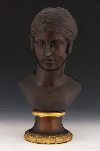 null BUSTE de Sapho, coiffée à la grecque, en bronze à patine brune. Il repose sur...