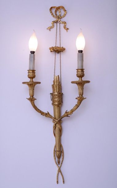 null PAIRE D'APPLIQUES à deux lumières 

Style Louis XVI - Circa 1900

Bronze doré

Décor...