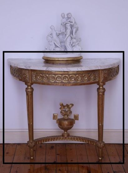 null WALL LIGHT CONSOLE HALF MOON 

Louis XVI period

Carved and gilded wood

Decoration...