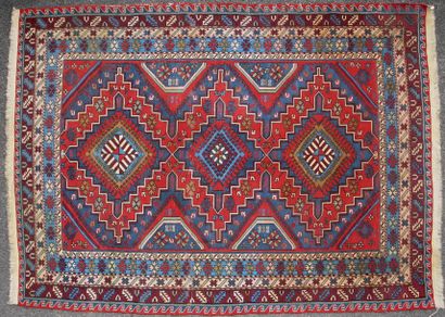 null ORIENTAL RUGS 

Knotted wool 

Decoration of three rhombic medallions on red...