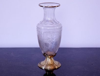null VASE

Style Louis XVI - Circa 1900

Cristal ajouré de chutes de fleurs et palmettes

Monture...