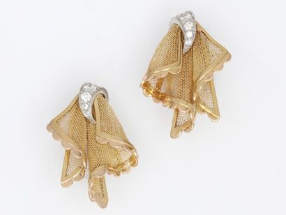 null GÜBELIN

Pair of 750 thousandths gold earrings stylizing a tulle drape, the...