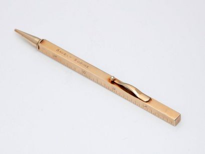 null 
Telescopic
mechanical pencil in 585-thousandths gold, square section, composed...