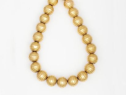 null Choker necklace in 750 thousandths gold composed of 22 twisted balls in the...