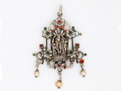 null Pendentif en argent 800 millièmes et émail polychrome légèrement vermeillé centré...