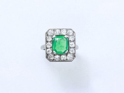 null Bague en platine 850 millièmes ornée d'une émeraude taille coussin en serti...