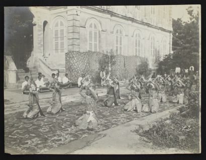 null DANSE KHMER

Figures traditionnelles du ballet royal du Cambodge, vers 1910.4...