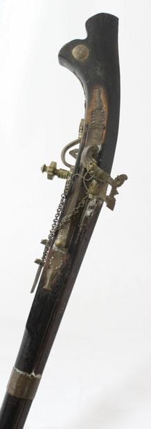 null ARQUEBUSE WITH MECHE

Barrel with sides. Brass lock and fittings. 

Asia. Late...