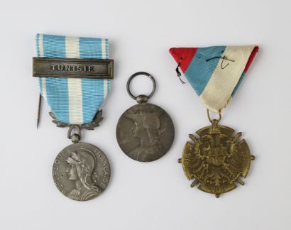 null TROIS DECORATIONS : 

-Médaille coloniale en argent. Agrafe TUNISIE. 

-Commémorative...