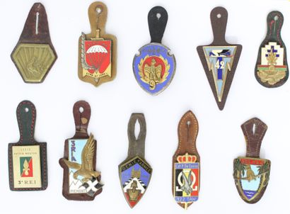 null INSIGNES 

SET OF 10 BADGES : 

9th Hussars, 13th DBLE, 3rd REI, 1st Army Engineers,...