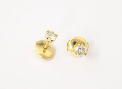 null PAIRE DE CLOUS D'OREILLES Moderne en or jaune 750 Millièmes serties d'un diamant...