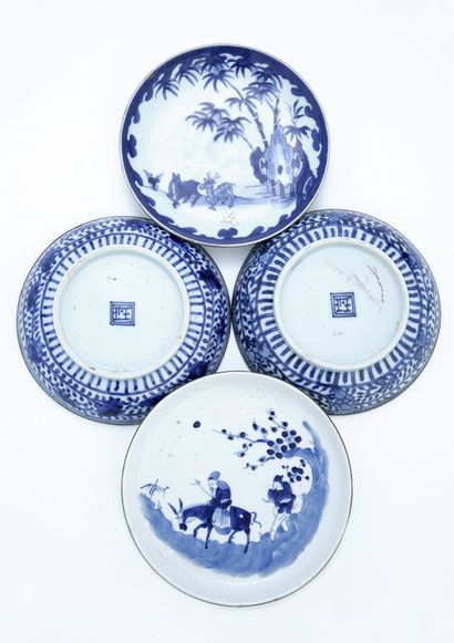 null VIETNAM, XVIIIème - XIXème Siècle 

4 COUPES en porcelaine bleu blanc, deux...