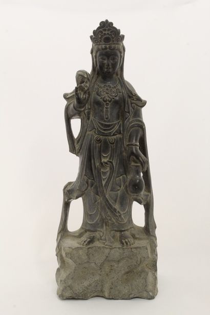 null CHINE

STATUE en pierre dure noire représentant la déesse Guanyin richement...