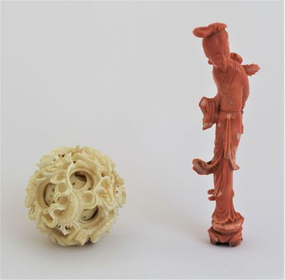 null CHINE

Ensemble comprenant :

- Boule de Canton en ivoire sculpté à décor de...