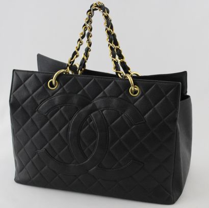 null CHANEL circa 1997

SAC " Grand Shopper " 33cm en veau caviar matelassé noir,...