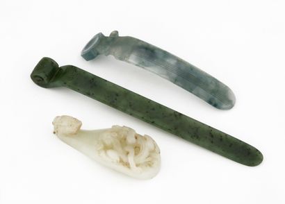 null CHINE XVIIIème-XIXème Siècle 

Ensemble en jade comprenant une fibule sculptée...