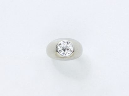  BAGUE JONC de petit doigt en or gris 750 millièmes ornée d'un diamant taille ancienne...