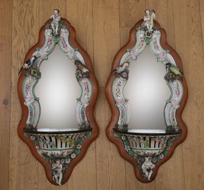 null Saxe, vers 1900

Paire de SELLETTES d'applique à fond de miroir en porcelaine...