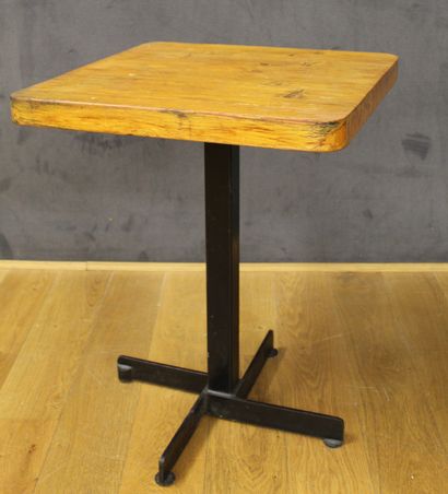 null Charlotte PERRIAND (1903-1999)

Table bistrot pour la station "les Arcs"

Pin...