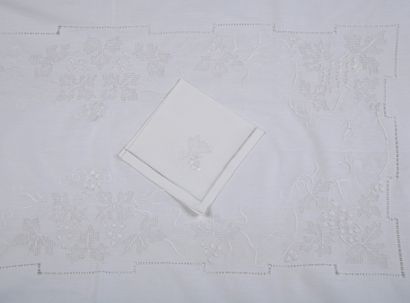 null NAPPE RECTANGULAIRE ET SES 6 SERVIETTES en fil blanc ajouré et brodé Circa 1950...