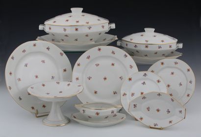 null SERVICE DE TABLE 73 PIECES à pans coupés en porcelaine blanche Circa 1940-1950...