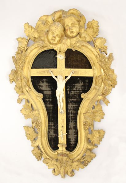 null CHRIST, Provence XVIIIème Siècle, en ivoire sculpté (H. 20 cm) dans son cadre...
