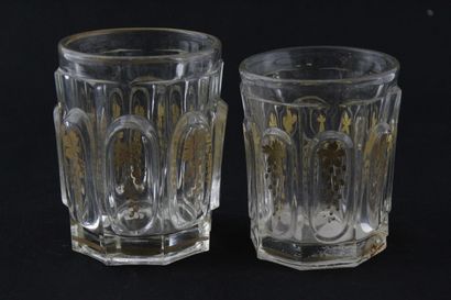 null DEUX VERRES d'Epoque XIXème Siècle en verre moulé à décor doré de pampres de...