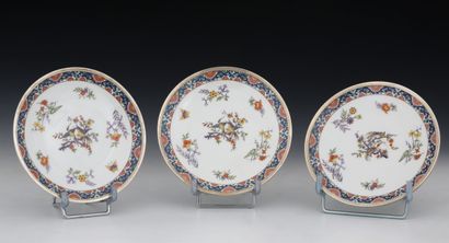 null RAYNAUD & CIE LIMOGES & TETARD FRERES Orfèvre - SUITE DE 3 PRESENTOIRS A FRIANDISES...