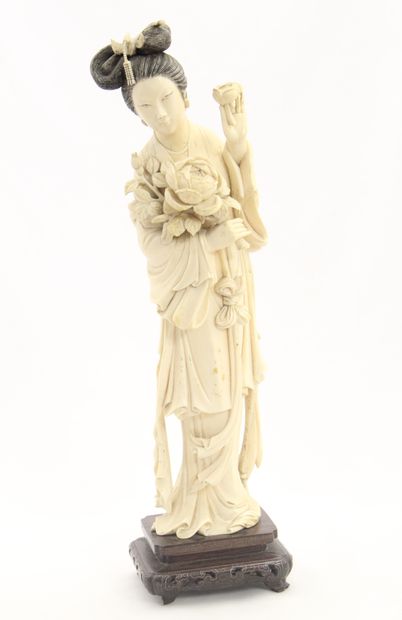 null CHINE vers 1920-1930 

SUJET en ivoire finement sculpté représentant une déesse...