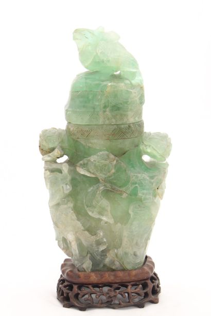 null CHINE

VASE COUVERT en quartz vert, sculpté de fohangs et branchages fleuris

Socle...