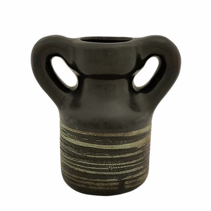 null Roger CAPRON (1922-2006)

Vase ansé circa 1950

Céramique émaillée fond noir

H....