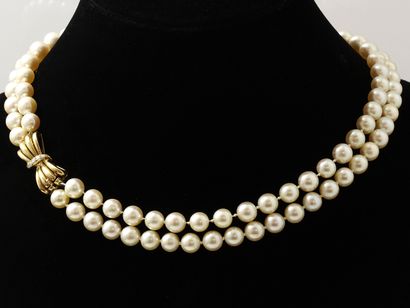 null Collier composé de 2 rangs de perles de culture d'environ 7.4 à 7.8 mm, Il est...