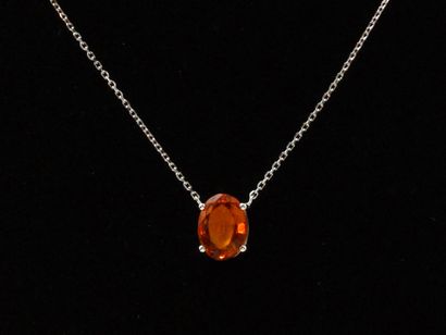 null Collier en or gris 750 millièmes, retenant en pendentif une citrine ovale facettée...