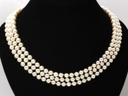 null Collier composé de 3 rangs de perles de culture d'environ 7.3 à 9.2 mm, agrémenté...