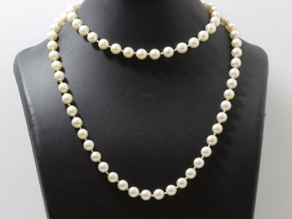null Long sautoir composé d'un rang de perles de culture d'environ 8 mm.  Poids brut:...