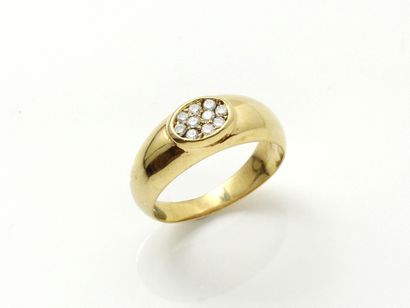 null Bague jonc en or 750 millièmes, décorée d'un motif ovale pavé de diamants brillantés....