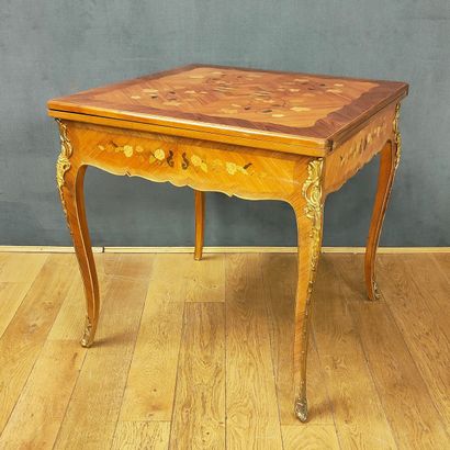 null TABLE A JEUX PORTEFEUILLE carrée de Style Louis XV, Seconde Moitié du XXème...