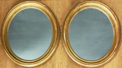 null PAIRE DE CADRES OVALES transformés en miroirs de la Fin du XIXème Siècle en...