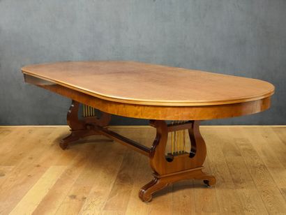 null GRANDE TABLE DE SALLE A MANGER OVALE de Style Angleterre XIXème Siècle en acajou...