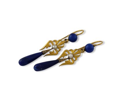 PAIR OF EARRINGS Circa 1920 in yellow gold...