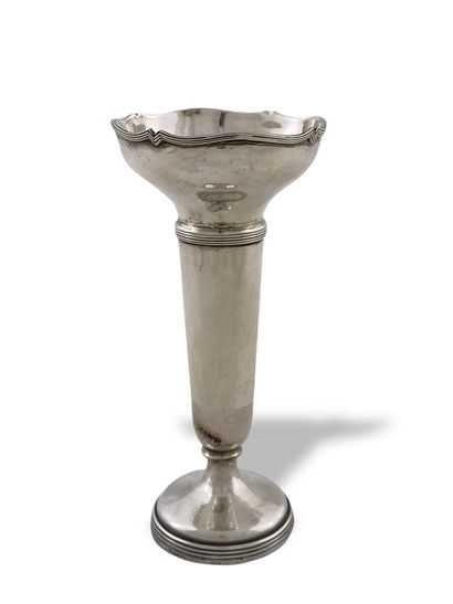 null VASE CORNET SOLIFLORE à col dentelé - Angleterre Epoque George V en argent 800...