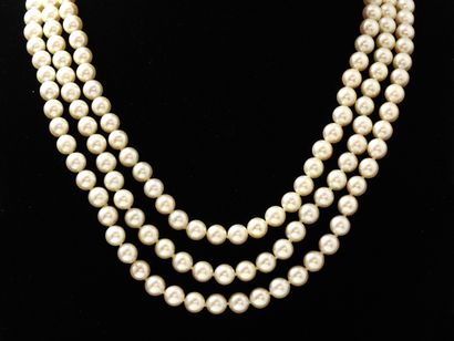 null Collier composé de 3 rangs de perles de culture d'environ 7.3 à 7.9 mm. Il est...
