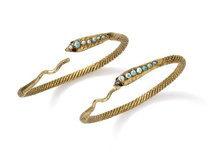 null Lot en métal doré composé de 2 bracelets joncs semi-rigide à décor de serpent,...