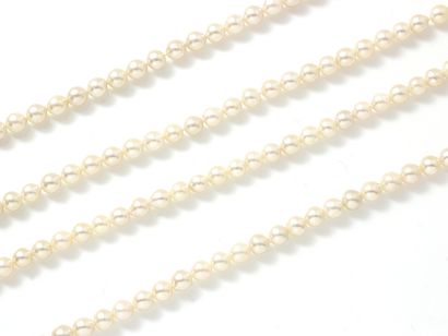 null Lot composé de 2 colliers de perles de culture d'environ 6.5 à 7 mm.

Poids:...