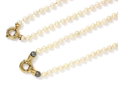 null Lot de 2 colliers composés d'un rang de perles de culture d'environ 6.9 à 7.4...