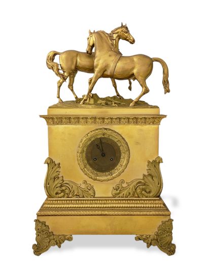 null IMPORTANTE PENDULE aux chevaux à l accolade d Epoque Louis-Philippe en bronze...